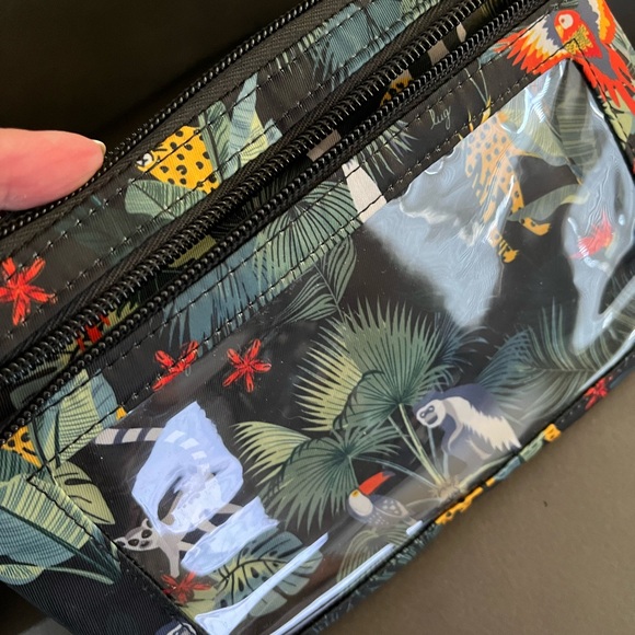 Lug Peekaboo RFID wristlet - Wildlife Black tropical pattern - Picture 3 of 6
